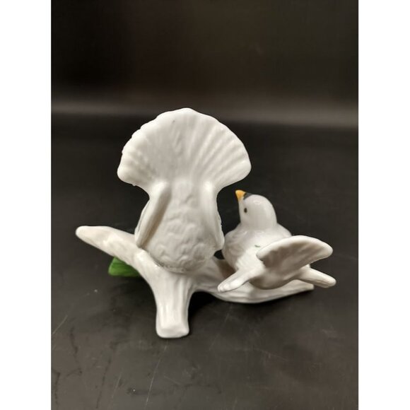 Vintage Genuine Bone China Taiwan Bird Figurine With Flower - Picture 4 of 6